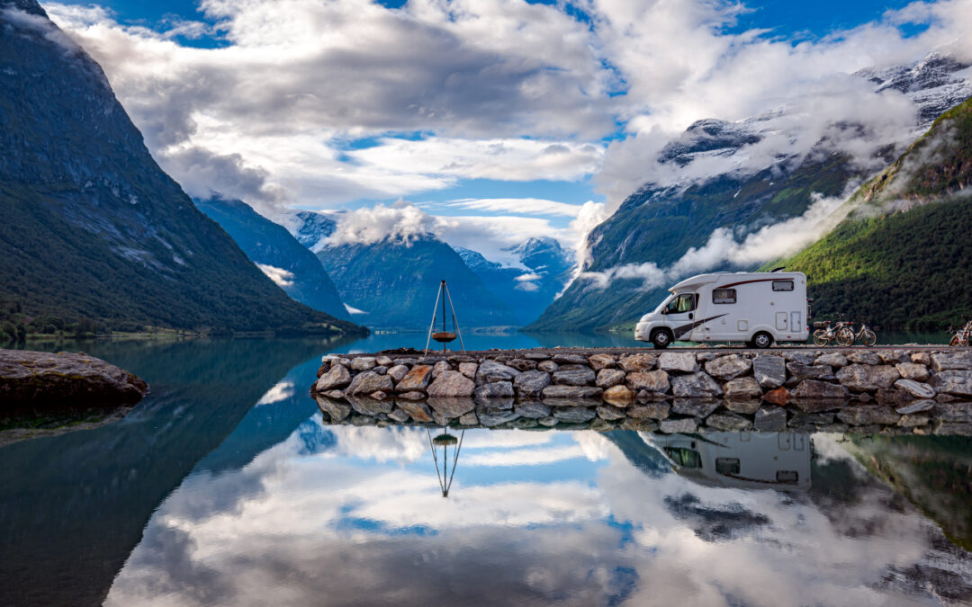 Najlepsze aktywności na wyjeździe vanem: rower, kajaki, trekking i chill nad wodą
