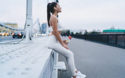 Spacer terenowy vs. chodzenie po asfalcie – co lepsze dla pośladków, stabilizacji i stawów?