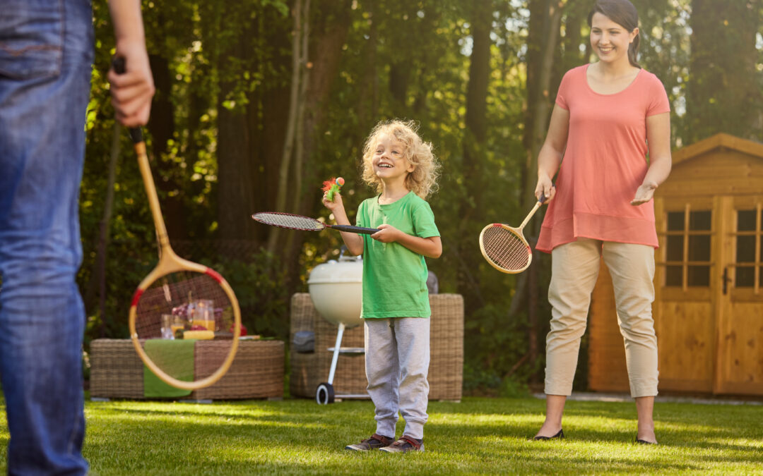 Badminton w ogrodzie. Pomysł na rekreację z rodziną i znajomymi